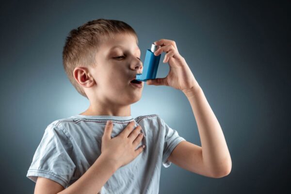 Исследователи обнаружили, что риск развития неаллергической астмы у детей увеличивается на 59%, если их отцы в детстве были пассивными курильщиками. (Aliaksandr Marko/Adobe Stock)