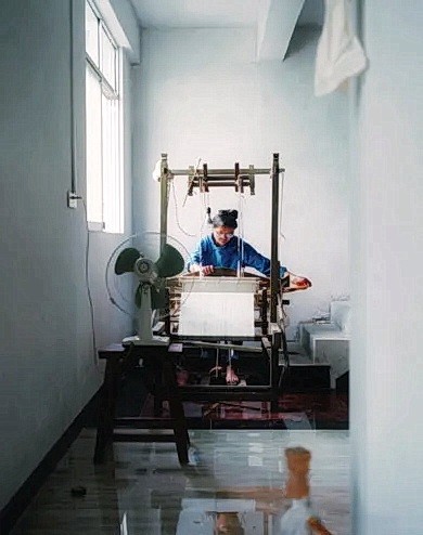 Придерживаясь ещё более высоких стандартов экологичности, Чанг использует дождевую воду для создания тканей для своего бренда. Фото: Бо Марион