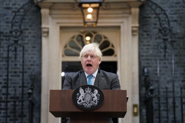 Уходящий премьер-министр Борис Джонсон произносит свою прощальную речь возле Даунинг-стрит, 10, Лондон, 6 сентября 2022 года. (Stefan Rousseau/PA Media)
