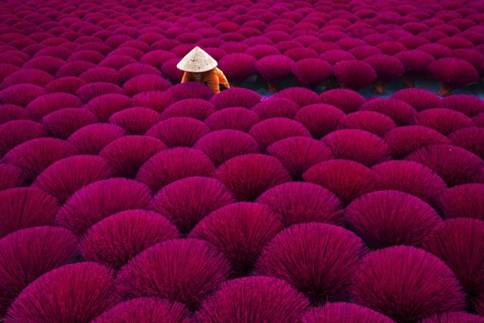 Вьетнамская деревня благовоний: красивые фотографии тысяч разноцветных палочек благовоний