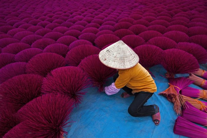 Вьетнамская деревня благовоний: красивые фотографии тысяч разноцветных палочек благовоний
