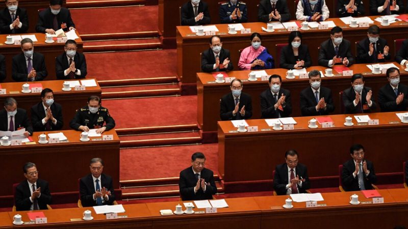 Лидер Коммунистической партии Китая Си Цзиньпин и другие лидеры аплодируют во время заключительного заседания конференции законодательного органа с резиновой печатью в Большом зале народных собраний в Пекине 11 марта 2022 года. (LeoRamirez/AFP viaGettyImages) | Epoch Times Россия