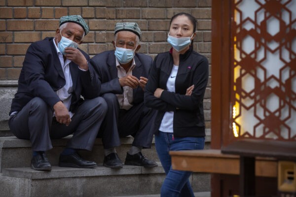 Уйгурские мужчины в Урумчи в Синьцзян-Уйгурском автономном районе Китая, 21 апреля 2021 года. (AP/Mark Schiefelbein)