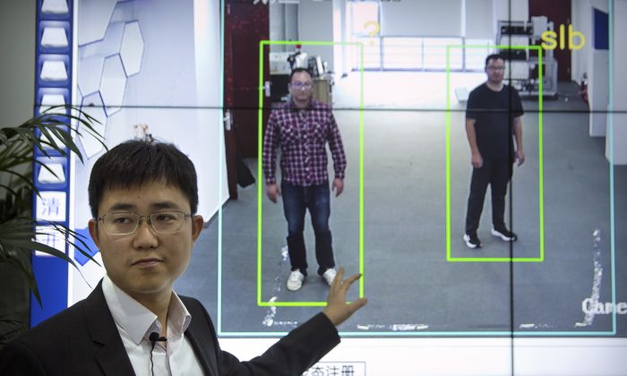 Хуан Юнчжэнь, генеральный директор Watrix, демонстрирует программное обеспечение своей фирмы для распознавания походки в офисе своей компании в Пекине 31 октября 2018 г. (Mark Schiefelbein/AP)
 | Epoch Times Россия