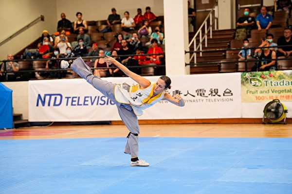 Меган Вестерман демонстрирует Шаолиньское копьё во время 7-го Международного соревнования по традиционным китайским боевым искусствам на телеканале NTD 26 августа 2022 года. (Ларри Дай/ The Epoch Times)