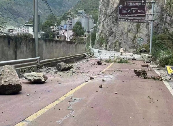 Упавшие камни на дороге возле города Ленци в уезде Лудин юго-западной китайской провинции Сычуань 5 сентября 2022 года. (Xinhua agent via AP)