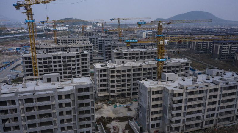 Незавершенные многоквартирные дома в жилом комплексе HealthValley компании ChinaEvergrandeGroup на окраине Нанкина, Китай, 22 октября 2021 года. (QilaiShen/BloombergviaGettyImages) | Epoch Times Россия