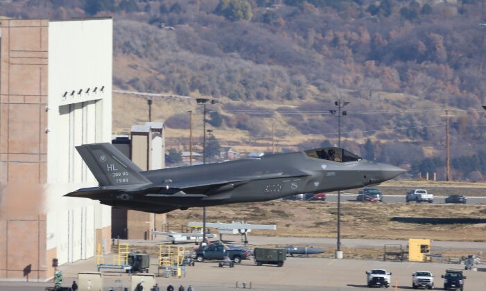 F-35A с авиабазы Хилл вылетает на учения, штат Юта, 19 ноября 2018 года. (George Frey/Getty Images)
 | Epoch Times Россия