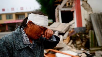 65 человек погибло от землетрясения в Сычуани, но это не заставило китайские власти отменить карантин