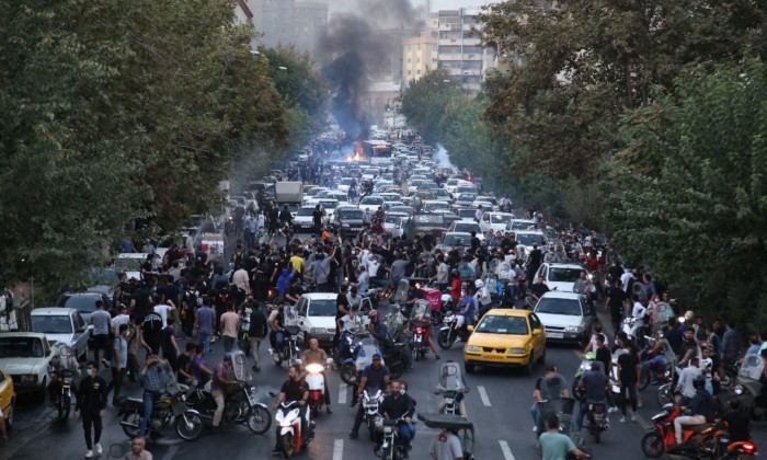 На фотографии, полученной AFP за пределами Ирана 21 сентября 2022 года, показаны иранские демонстранты, вышедшие на улицы столицы Тегерана во время акции протеста в защиту Махсы Амини, спустя несколько дней после её смерти в полицейском участке. (AFP via Getty Images) | Epoch Times Россия