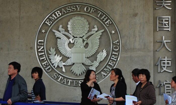 Граждане Китая ждут подачи заявлений на получение визы в посольстве США в Пекине, 2 мая 2012 г. (Mark Ralston/AFP/GettyImages)
 | Epoch Times Россия