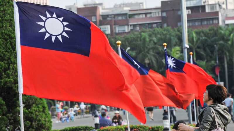 Государственные флаги Тайваня развеваются рядом с Тайбэй 101 в Мемориальном зале Сунь Ятсена в Тайбэе 7 октября 2012 года. (MandyCheng/AFP viaGettyImages)  | Epoch Times Россия