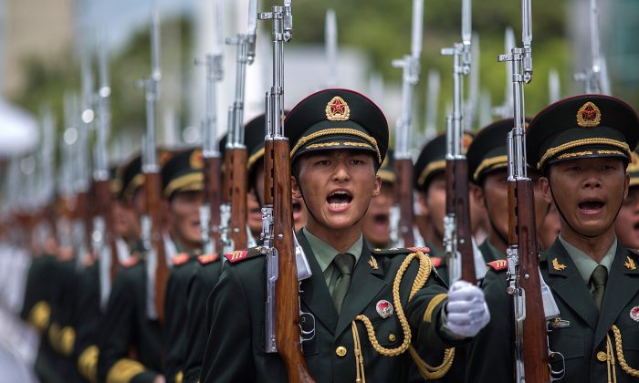 Солдаты Народно-освободительной армии Китая маршируют у казарм Нгонг Шуен Чау в Гонконге 1 июля 2013 г. (Lam Yik Fei/Getty Images) | Epoch Times Россия