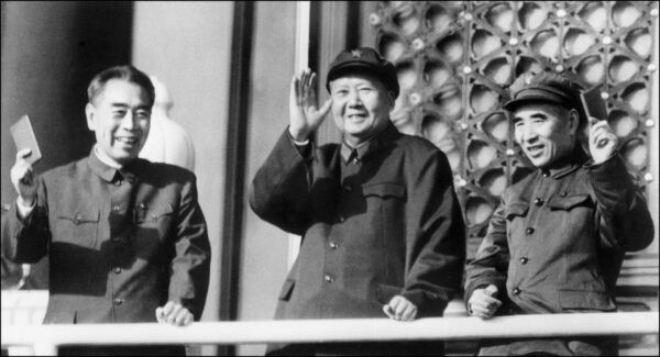 Высшие коммунистические лидеры Китая Чжу Эньлай (слева), председатель КПК Мао Цзэдун и Линь Пьяо на площади Тяньаньмэнь в Пекине 3 октября 1967 года. (AFP via Getty Images)