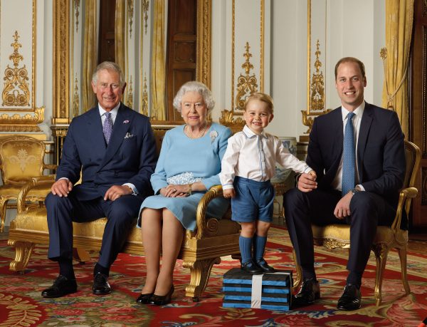 (Слева направо) Принц Чарльз, принц Уэльский, королева Елизавета II, принц Джордж и принц Уильям, герцог Кембриджский во время фотосессии Королевской почты для листа марок в честь 90-летия королевы Елизаветы II, в Белой гостиной в Букингемском доме. Лондон, Англия, летом 2015 года. (Ranald Mackechnie/Royal Mail/Getty Images)
