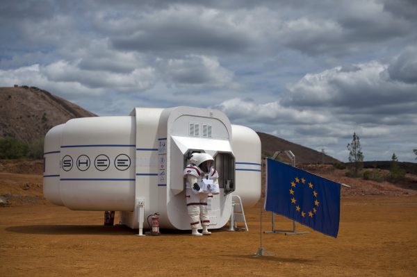 Скафандр Gandolfi 2 снаружи SHEE (Self-Deployable Habitat for Extreme Environments) во время первой симуляции марсианской миссии проекта Moonwalk в городе Минас-де-Риотинто, Испания, 22 апреля 2016 года. (Jorge Guerrero/AFP/Getty Images)
