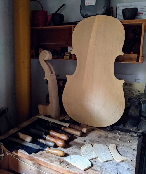 Виолончелистка 100 дней вырезала виолончель, звуки которой потрясают
