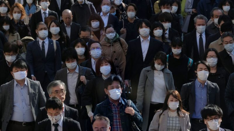 Люди в масках идут на работу в Токио, 9 апреля 2020 года. (Kazuhiro NogiI/AFP via Getty Images)  | Epoch Times Россия
