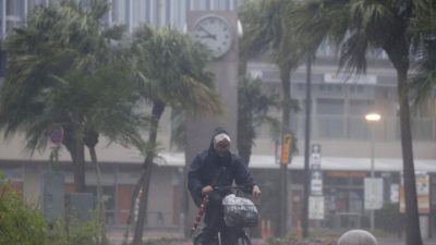 Мощный тайфун обрушился на юг Японии: тысячи жителей эвакуированы