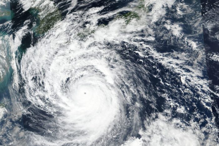 Мощный тайфун обрушился на юг Японии: тысячи жителей эвакуированы