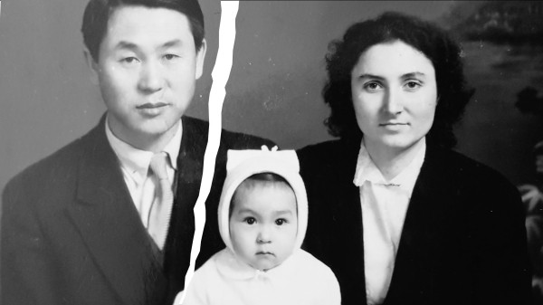  Чжон Хо, Мирчиу и их дочь Ми ран. Это их последняя семейная фотография, сделанная в Пхеньяне, столице Северной Кореи, в 1962 году. (Любезно предоставлено режиссёром Kim Deog-yong)