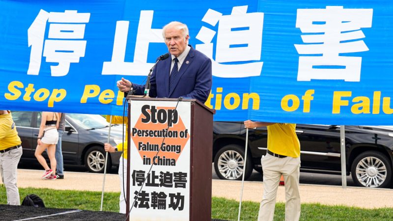 Член палаты представителей Стив Шабо (республиканец от Огайо) выступает на митинге в 23-ю годовщину начала преследования в Китае последователей Фалуньгун. Национальная аллея в Вашингтоне 21 июля 2022 года. (Larry Dye/The Epoch Times) | Epoch Times Россия