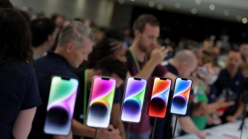 Гости смотрят на новый iPhone 14 на мероприятии Apple в штаб-квартире в Купертино, Калифорния, 7 сентября 2022 года. (Carlos Barria/Reuters)  | Epoch Times Россия