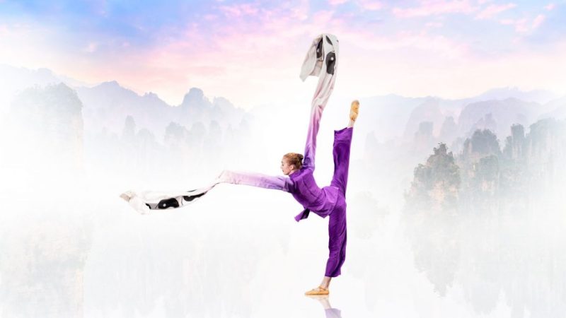 Танцовщица Shen Yun Лилиан Паркер завоевала золотую медаль на Международном конкурсе классического китайского танца NTD 2021 года, исполнив танец «Поток даосского духа». Фото: Бинган Чжан | Epoch Times Россия