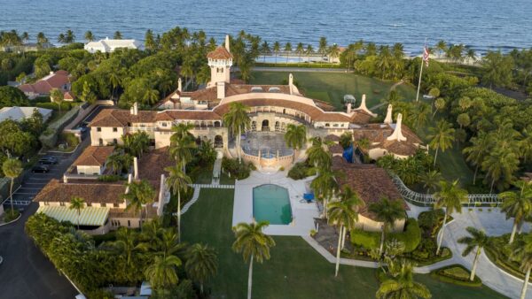 Вид с воздуха на резиденцию Дональда Трампа Мар-а-Лаго во Флориде. (Стив Хелбер/AP Photo)