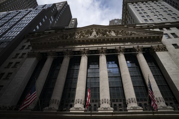 фото Статуи украшают фасад Нью-Йоркской фондовой биржи в Нью-Йорке 14 июля 2022 года. (John Mincillo/AP Photo)