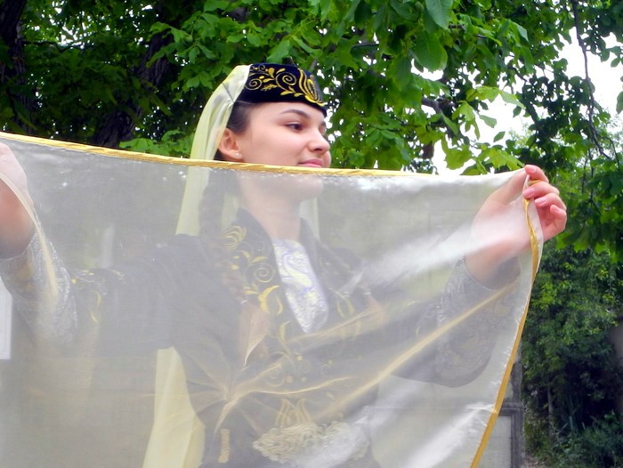 Обронить платок для суженого возле фонтана — из старого обычая. Фото: Алла Богданова