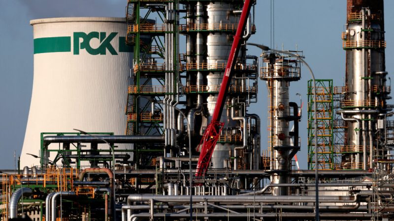 Промышленные объекты нефтеперерабатывающего завода PCK на фото в Шведт/Одер, Германия, 9 мая 2022 года. (HannibalHanschke/Reuters) | Epoch Times Россия