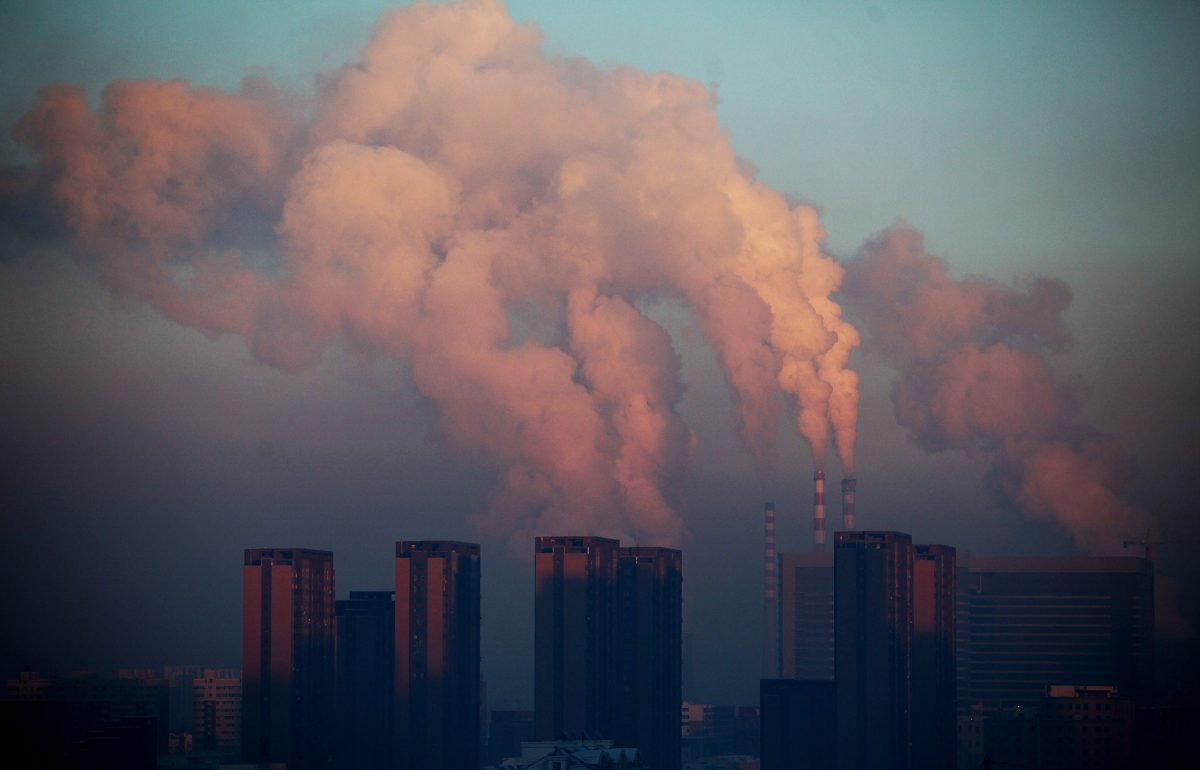 Теплоэлектростанция выбрасывает в воздух густой смог в Чанчуне, северо-восточная китайская провинция Цзилинь, в январе 2013 года. (STR/AFP/GettyImages)