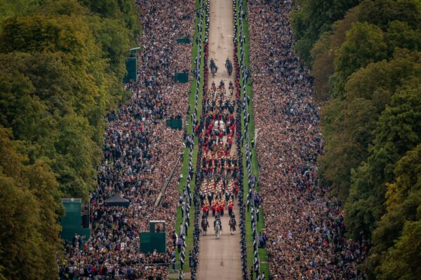 Церемониальная процессия с гробом королевы Елизаветы II движется по Длинной аллее в Виндзорский замок для заупокойной службы в часовне Святого Георгия в Лондоне, 19 сентября 2022 года. (Aaron Chown/PA Media)