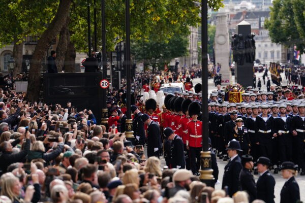 Толпы людей провожают похоронную процессию, где государственная пушечная карета везёт гроб королевы Елизаветы II в Вестминстерском аббатстве, Лондон, 19 сентября 2022 года. (David Davies — WPA Pool/Getty Images)