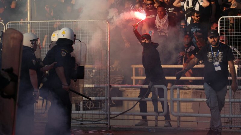 Столкновение полиции и болельщиков на стадионе перед началом матча. (Alkis Konstantinidis/Reuters) | Epoch Times Россия