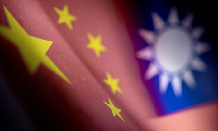 Китайский и тайваньский печатные флаги, 28 апреля 2022 года. (Dado Ruvic/Reuters)
 | Epoch Times Россия