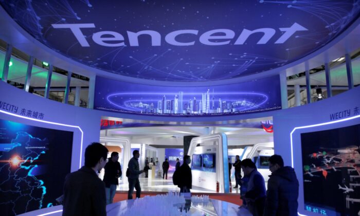 Люди посещают стенд компании Tencent на Всемирной выставке 5G в Пекине 22 ноября 2019 года. (JasonLee/Reuters) | Epoch Times Россия