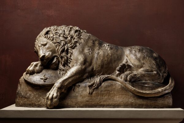 «Умирающий лев» (Люцернский лев), 1819 год, Бертель Торвальдсен. Гипсовый слепок; 84 см на 160 см. Музей Торвальдсена, Копенгаген, Дания. (Jakob Faurwig/Thorvaldsen Museum)