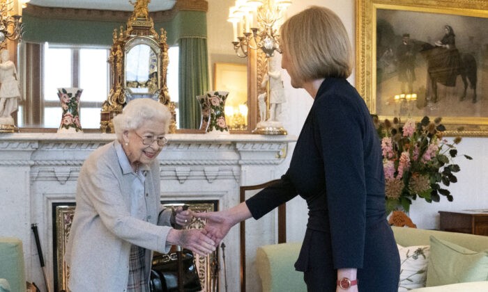 Королева Елизавета приветствует нового премьер-министра Лиз Трасс в замке Балморал, Шотландия, 6 сентября 2022 года. (Jane Barlow - WPA Pool/Getty Images) | Epoch Times Россия