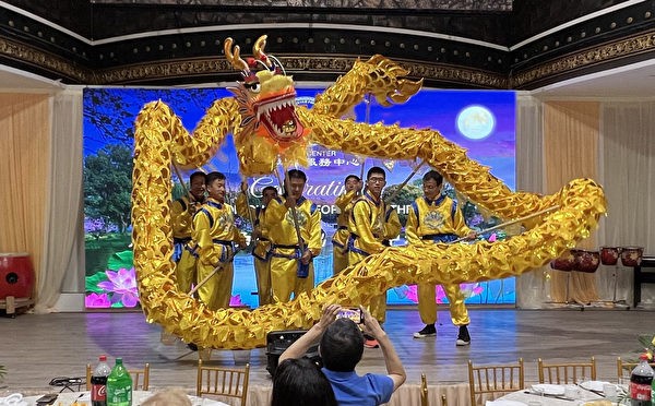 Исполнение танца дракона на банкете Центра Туидан в Нью-Йорке. 5 сентября 2022 года. (Provided by Tuidang Center)