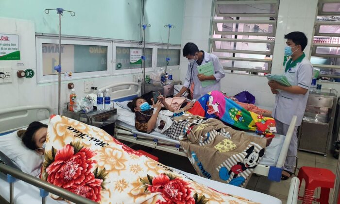 Пострадавшие от пожара в караоке-салоне проходят лечение в больнице города Тхуан Ан, южный Вьетнам, 7 сентября 2022 года. (Duong Trei Tuong/VNA через AP) | Epoch Times Россия