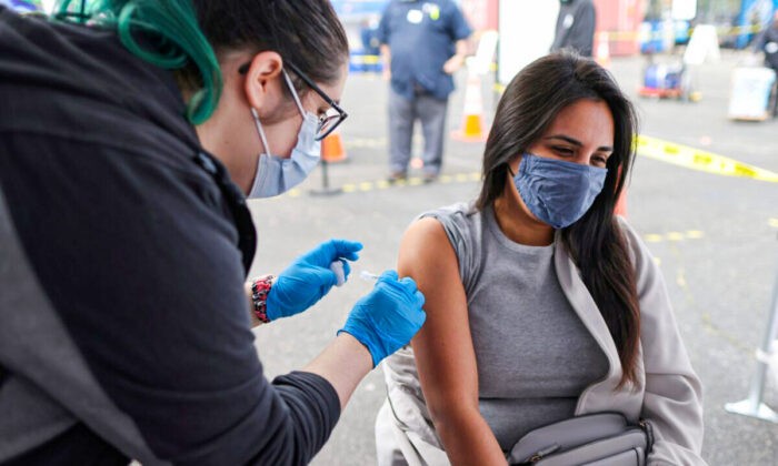 Женщина получает вакцину от COVID-19 в Лос-Анджелесе, Калифорния, 25 марта 2021 года. (Lucy Nicholson/Reuters)
 | Epoch Times Россия