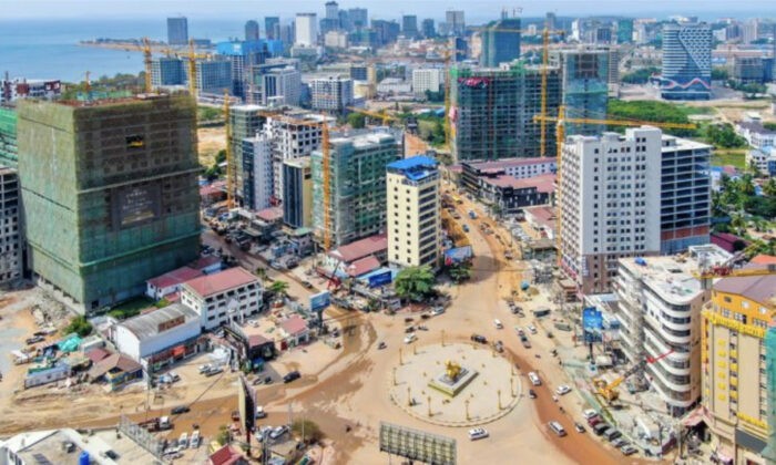 К апрелю 2020 года в Камбодже выдано лицензий для 170 казино в Сиануквиле, и большинство из них принадлежат компаниям из Китая. (Screenshot via the Phnom Penh Post) | Epoch Times Россия