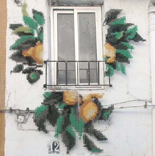 Художница раскрашивает улицы Испании изящно вышитыми цветочными произведениями искусства