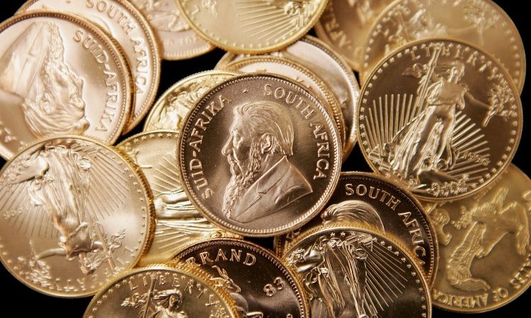 Золотые слитки «Американский орёл» и «Южноафриканский крюгерранд» выставлены на продажу в Чикагской монетной компании в Чикаго. (Scott Olson/Getty Images)  | Epoch Times Россия