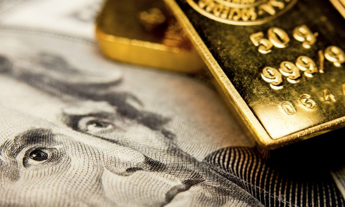 Крупный план 20-долларовой банкноты и золотых слитков. (Corlaffra/Shutterstock)
 | Epoch Times Россия