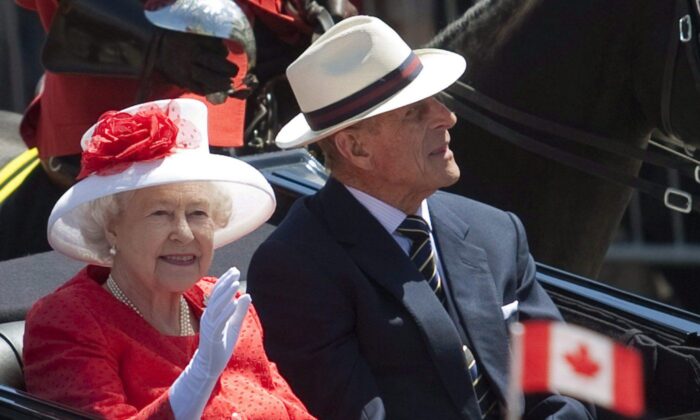Королева Елизавета и герцог Эдинбургский прибывают на празднование Дня Канады на Парламентский холм в Оттаве 1 июля 2010 года. (The Canadian Press/Pawel Dwulit) | Epoch Times Россия