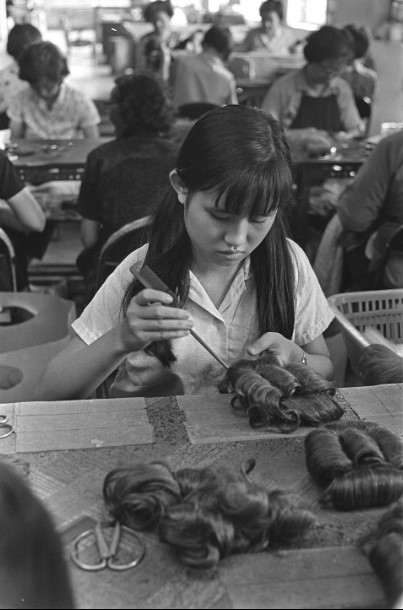 По мере развития отрасли многие молодые южнокорейские женщины начали работать на фабриках по производству париков, что дало им беспрецедентную экономическую свободу. (Image: via Public Domain)