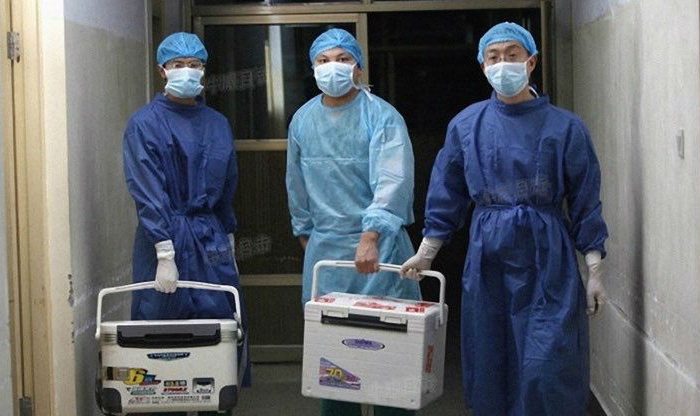 Китайские врачи несут свежие органы для пересадки в больнице провинции Хэнань 16 августа 2012 года. (Скриншот/Sohu.com)
 | Epoch Times Россия